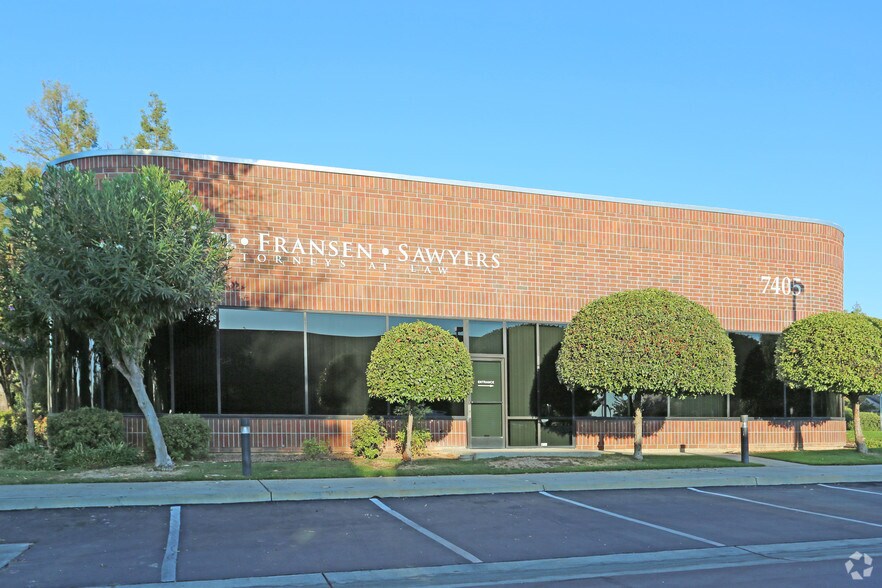 7405 N 1st St, Fresno, CA à vendre - Photo de l’immeuble – Image 2 sur 12