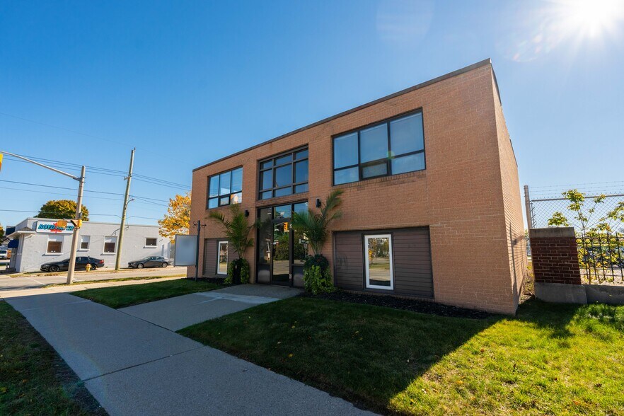 219 Lochiel St, Sarnia, ON à vendre - Photo de l’immeuble – Image 3 sur 48