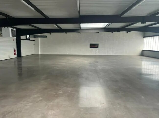 Plus de détails pour Local d’activités à vendre