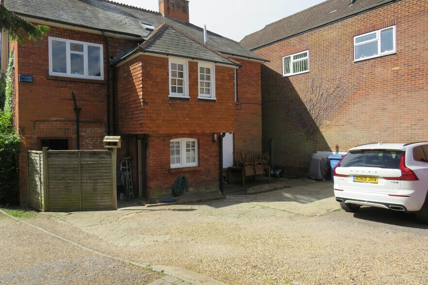 High St, Hartley Wintney à louer - Photo de l’immeuble – Image 3 sur 4
