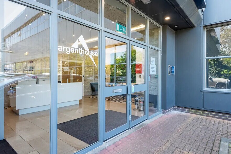 175 Hook Rise S, Surbiton à louer - Photo de l’immeuble – Image 2 sur 12