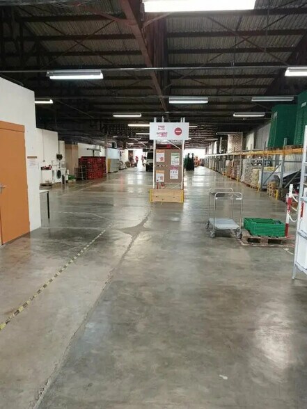 Local d’activités dans Châtenoy-le-Royal à louer - Photo de l’immeuble – Image 1 sur 4