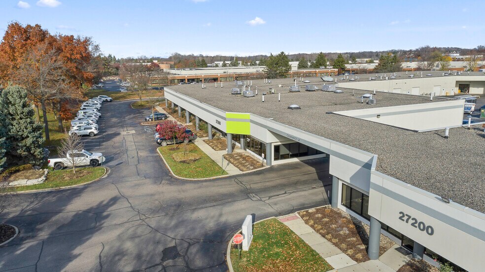27260 Haggerty Rd, Farmington Hills, MI à louer - Photo de l’immeuble – Image 2 sur 8