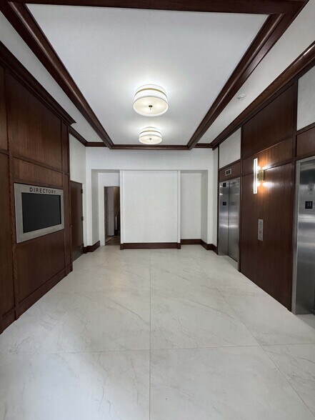 303 Banyan Blvd, West Palm Beach, FL à louer - Photo intérieure – Image 2 sur 9