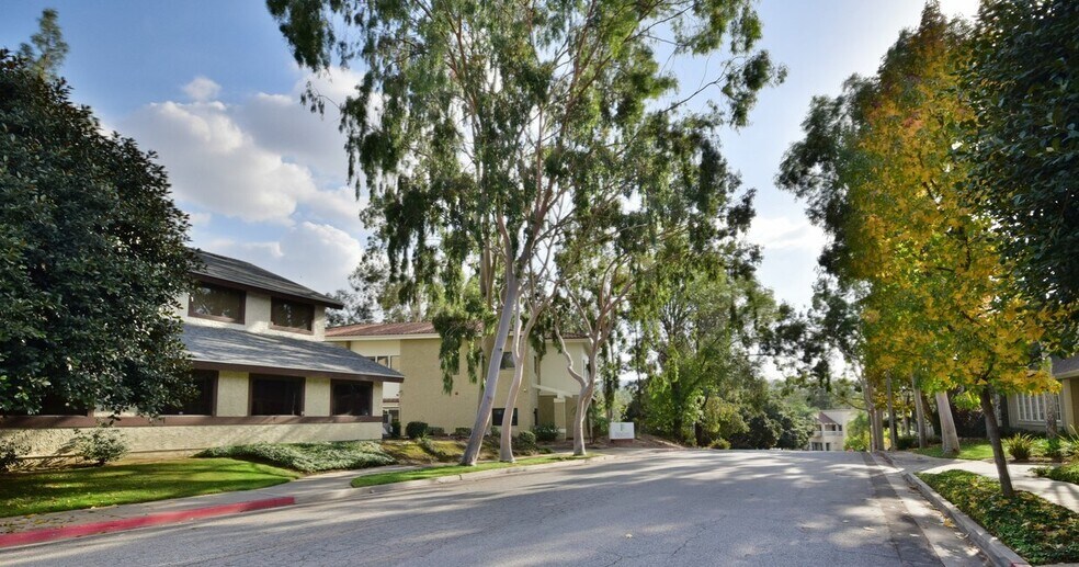 1338 Center Court Dr, Covina, CA à louer - Photo de l’immeuble – Image 3 sur 15