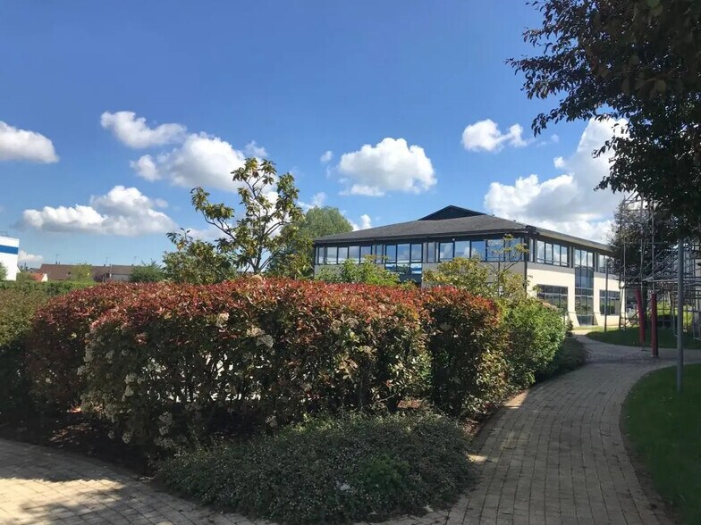 Local d’activités dans Trappes à louer - Photo de l’immeuble – Image 3 sur 5