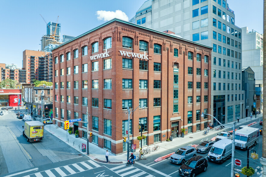240 Richmond St W, Toronto, ON à louer - Photo de l’immeuble – Image 1 sur 13