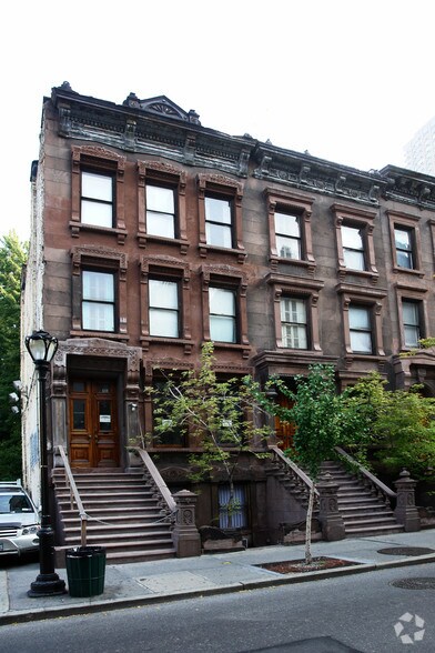 325 W 46th St, New York, NY à vendre - Photo de l’immeuble – Image 2 sur 2