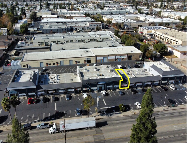 8901-8941 De Soto Ave, Canoga Park, CA à louer - Photo de l’immeuble – Image 1 sur 10
