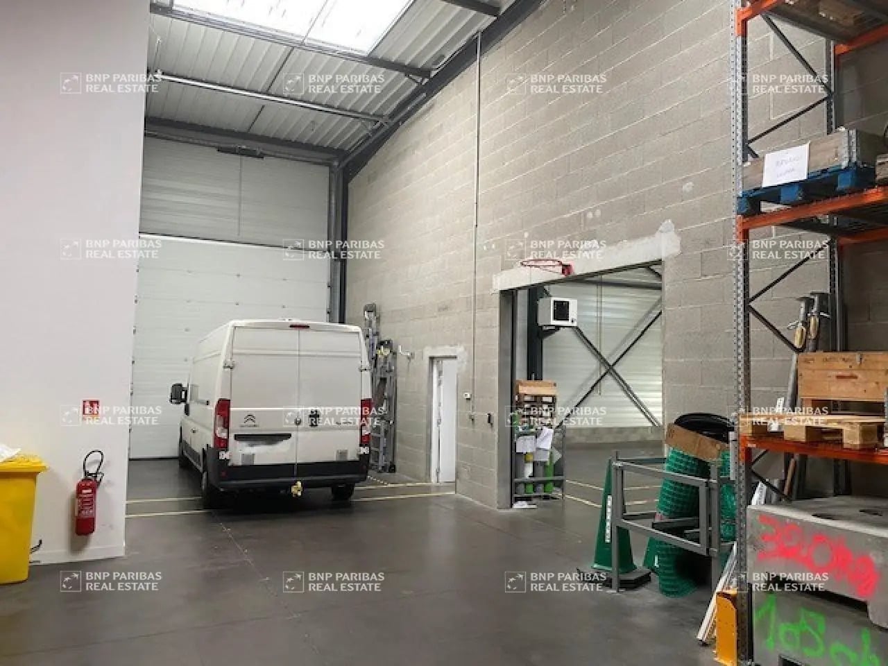 Local d’activités dans Chassieu à louer Photo de l’immeuble– Image 1 sur 12