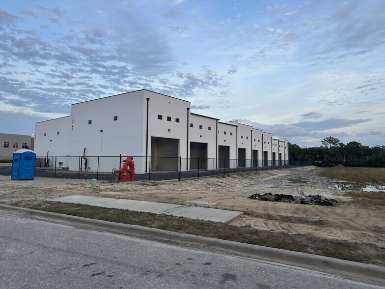 15547 Global Pkwy., Fort Myers, FL à vendre - Photo de l’immeuble – Image 1 sur 7