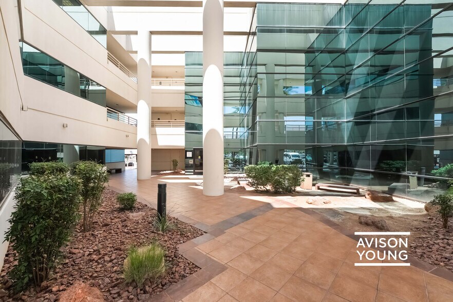 2110 E Flamingo Rd, Las Vegas, NV à louer - Photo de l’immeuble – Image 3 sur 7