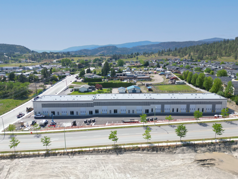 3196 Appaloosa Rd, Kelowna, BC à louer - Photo de l’immeuble – Image 2 sur 4
