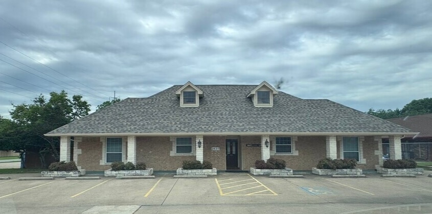 2620 Harwood Rd, Bedford, TX à louer Photo de l’immeuble– Image 1 sur 10