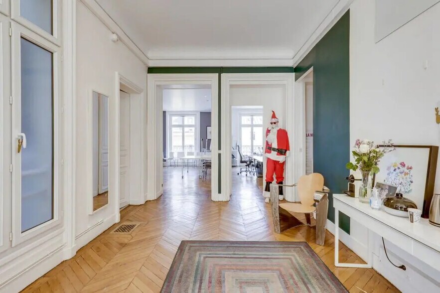 25 Rue Du Général Foy, Paris à louer - Photo de l’immeuble – Image 2 sur 5