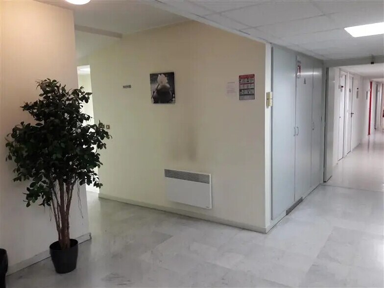 Bureau dans Lognes à louer - Photo de l’immeuble – Image 3 sur 6
