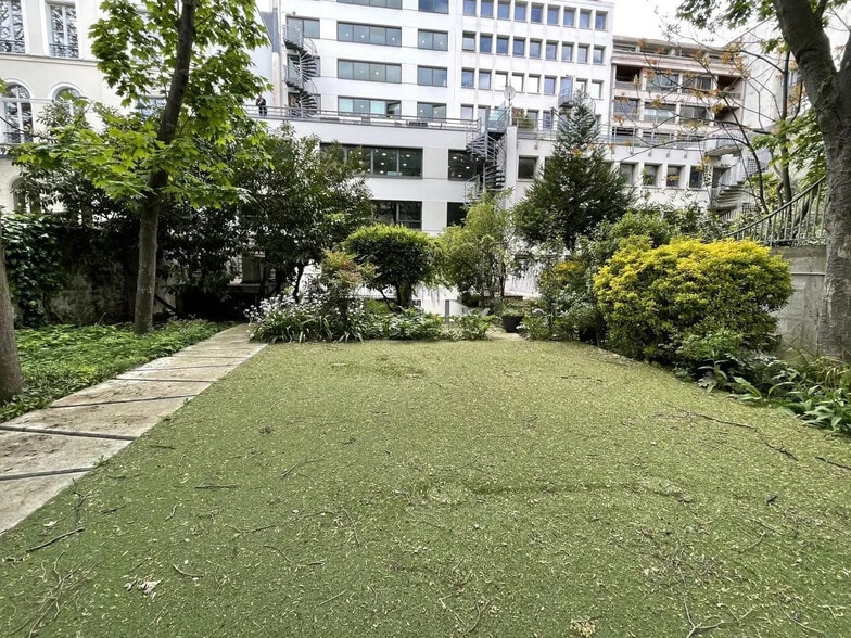 26 rue de Berri, Paris à louer - Photo de l’immeuble – Image 3 sur 3