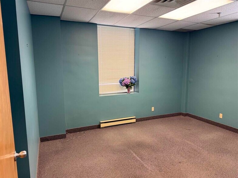 369 Queen St E, Sault Ste. Marie, ON à louer - Photo de l’immeuble – Image 2 sur 5