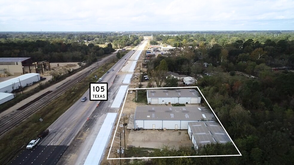 2416 E Davis St, Conroe, TX à louer - Photo de l’immeuble – Image 2 sur 6