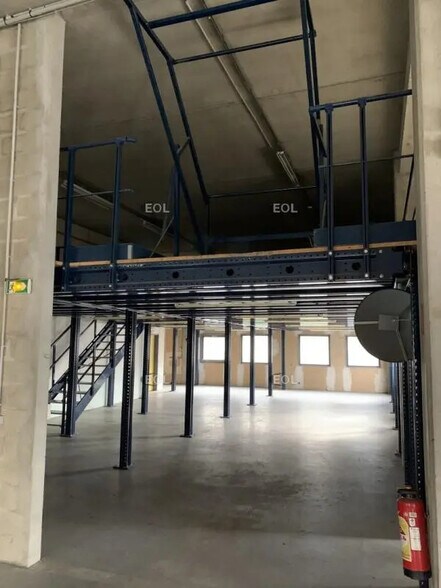 Local d’activités dans Villeneuve-la-Garenne à louer - Photo de l’immeuble – Image 3 sur 26