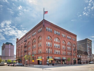 Plus de détails pour 205 W Highland Ave, Milwaukee, WI - Bureau à louer