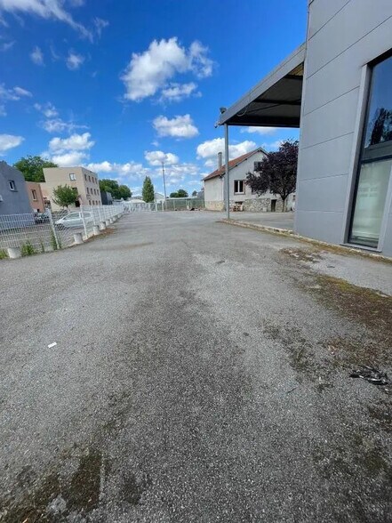 195 N10, Coignières à vendre - Photo de l’immeuble – Image 3 sur 7