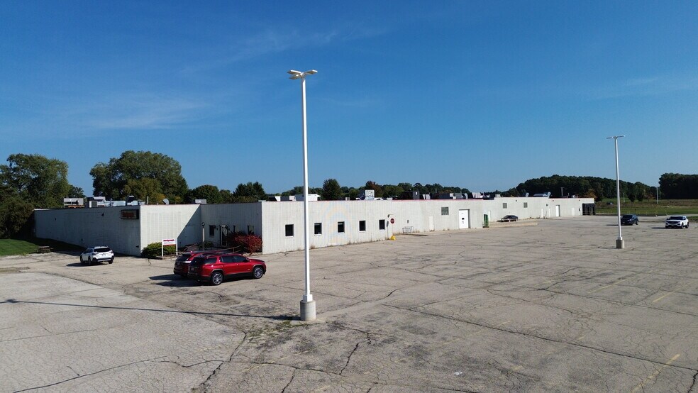 3701 Decorah Rd, West Bend, WI à louer - Photo de l’immeuble – Image 2 sur 4