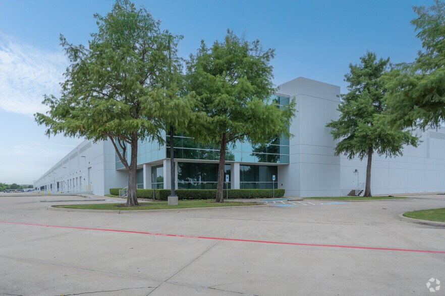8904 N Royal Ln, Irving, TX à louer - Photo de l’immeuble – Image 2 sur 8