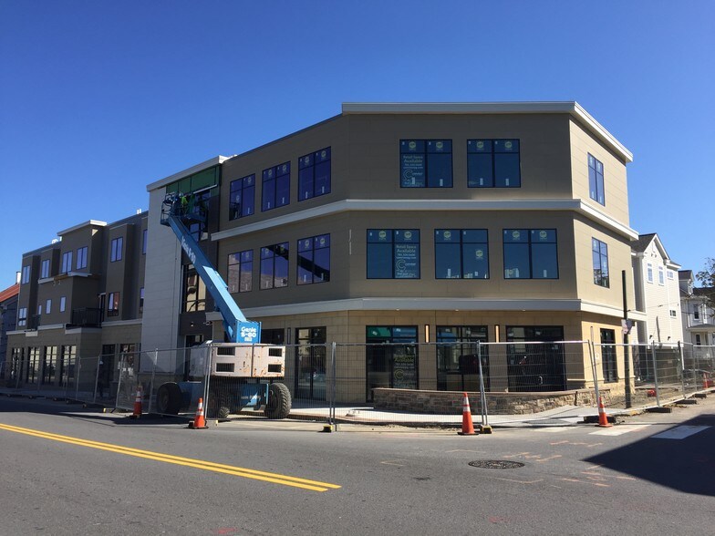 570 Moody St, Waltham, MA à louer - Photo de l’immeuble – Image 3 sur 5