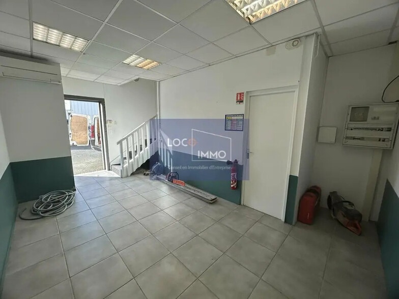 Local d’activités dans Eysines à louer - Hall d’entrée – Image 2 sur 8