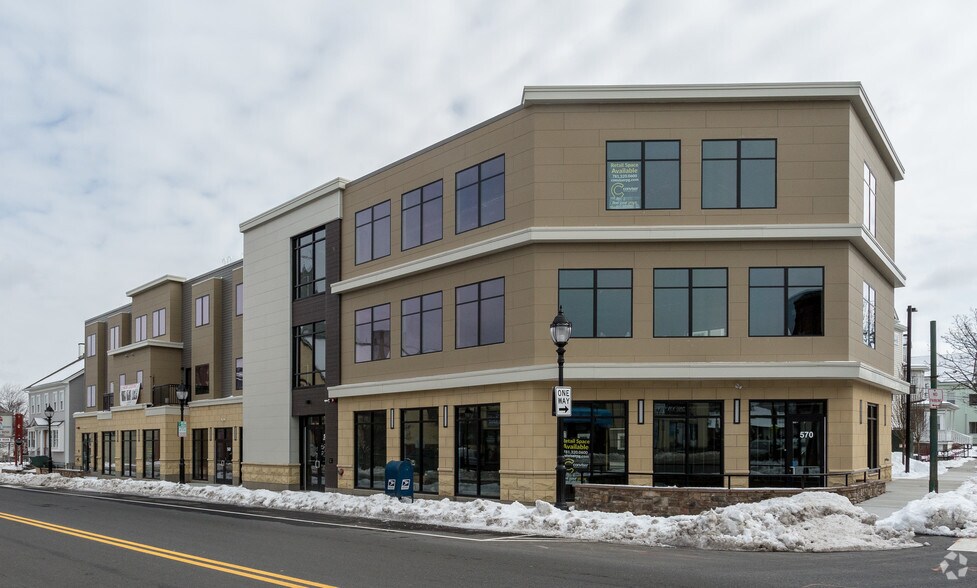 570 Moody St, Waltham, MA à vendre - Photo principale – Image 1 sur 17