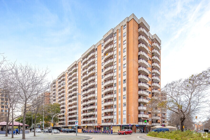 Immeuble residentiel dans L'Hospitalet de Llobregat, Barcelona à vendre - Photo de l’immeuble – Image 3 sur 4