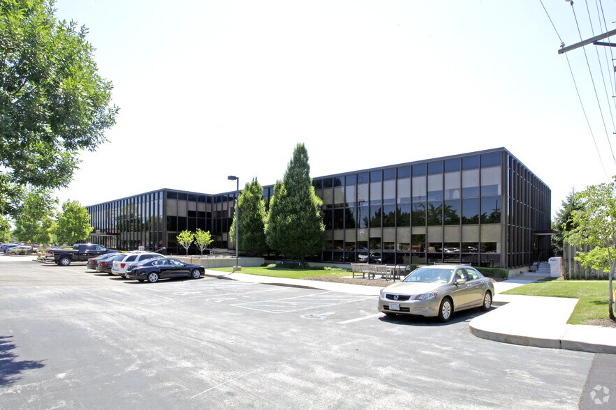9990 Old Olive Street Rd, Creve Coeur, MO à vendre - Photo de l’immeuble – Image 2 sur 15