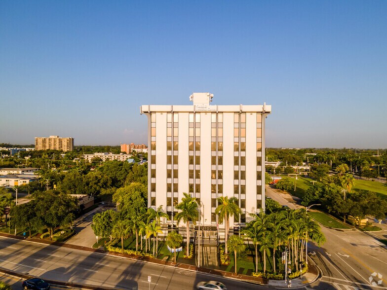 12550 Biscayne Blvd, North Miami, FL à vendre - Photo de l’immeuble – Image 3 sur 9