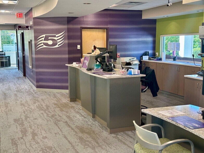 590 Metacom Ave, Bristol, RI à louer - Photo de l’immeuble – Image 3 sur 4