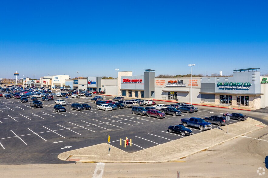 8480-8680 Fourwinds Dr, San Antonio, TX à louer - Photo de l’immeuble – Image 1 sur 16
