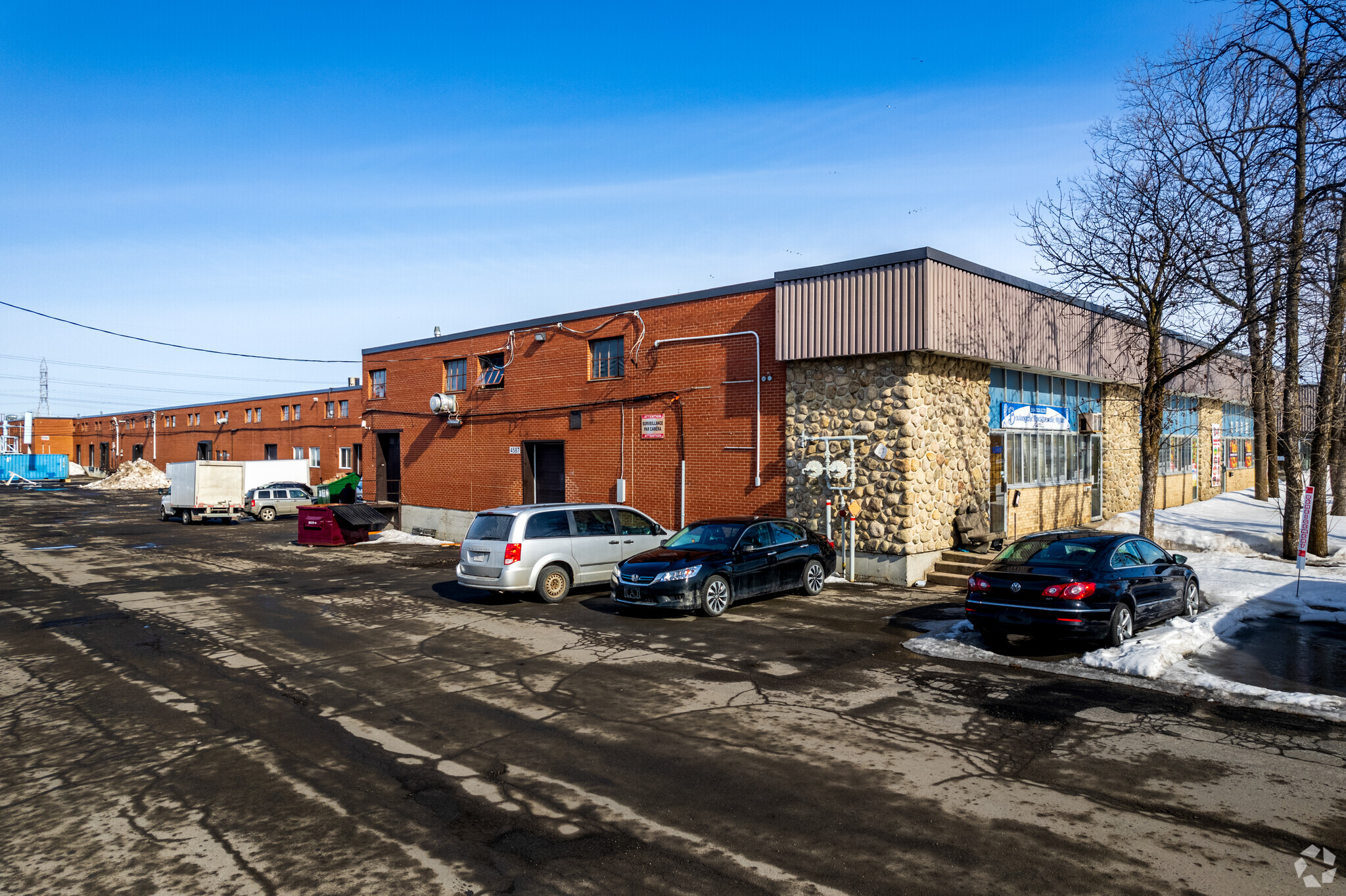 4587-4625 Boul des Grandes-Prairies, Montréal, QC à louer Photo principale– Image 1 sur 5