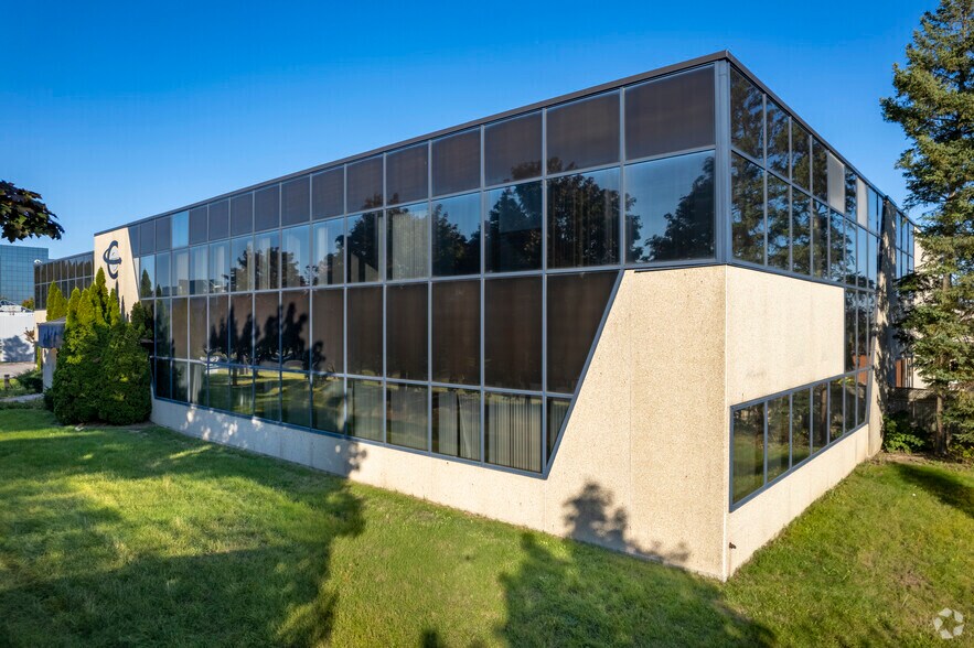 70 Valleywood Dr, Markham, ON à louer - Photo de l’immeuble – Image 2 sur 6
