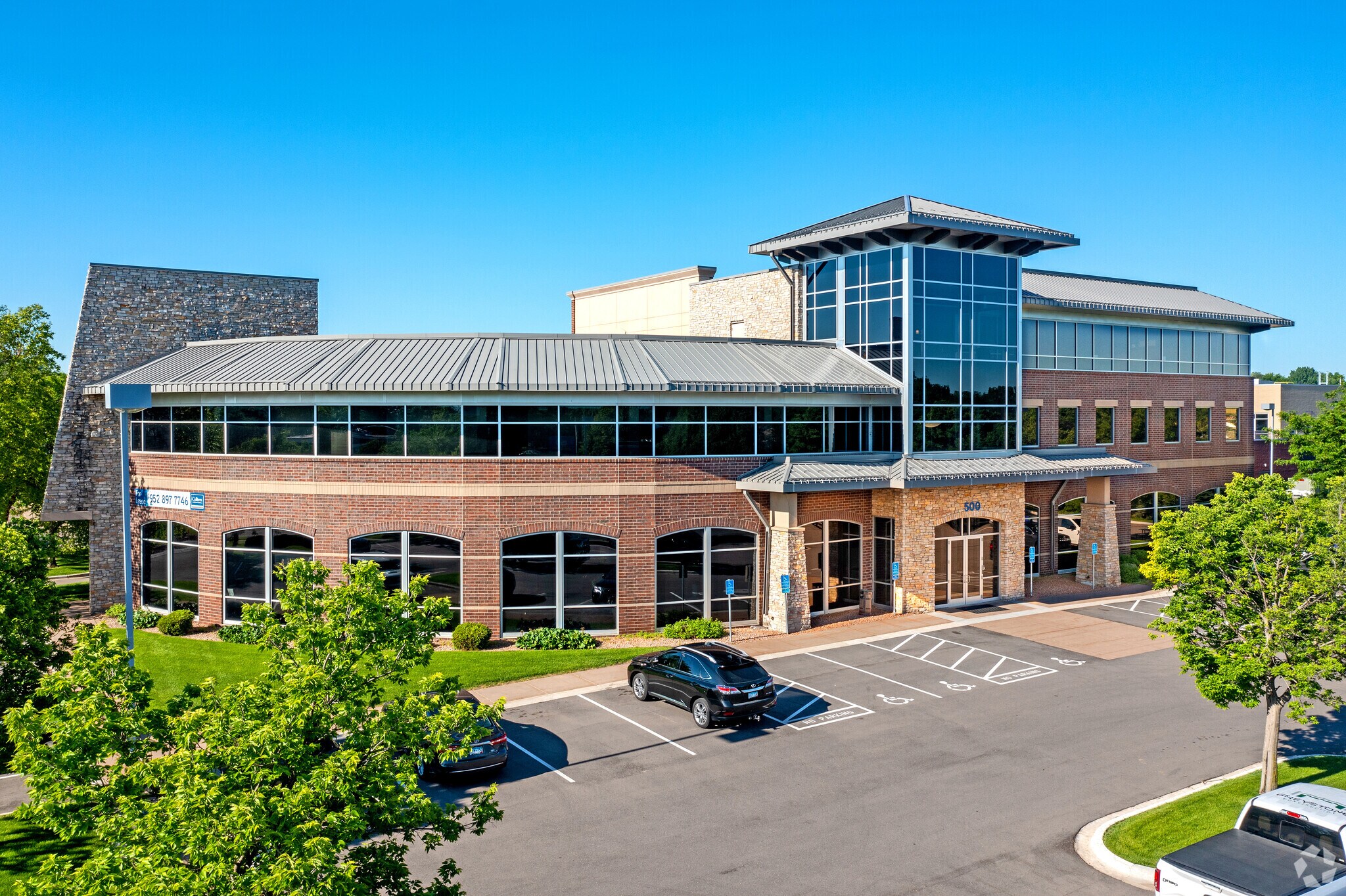 500 Marschall Rd S, Shakopee, MN à louer Photo de l’immeuble– Image 1 sur 7