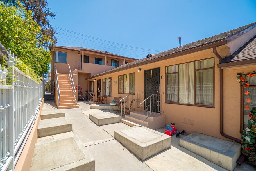 1876 Henderson Ave, Long Beach, CA à vendre - Photo de l’immeuble – Image 2 sur 22