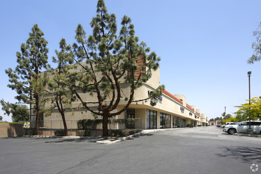 9901 Indiana Ave, Riverside, CA à louer - Photo de l’immeuble – Image 2 sur 5