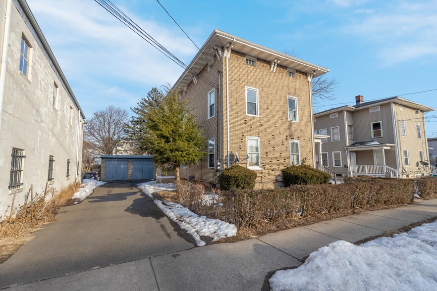 21 Pleasant St, New Britain, CT à vendre - Photo de l’immeuble – Image 3 sur 12
