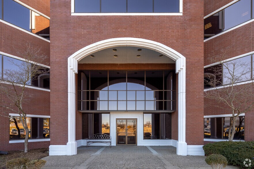 12910 Shelbyville Rd, Louisville, KY à vendre - Photo de l’immeuble – Image 3 sur 11