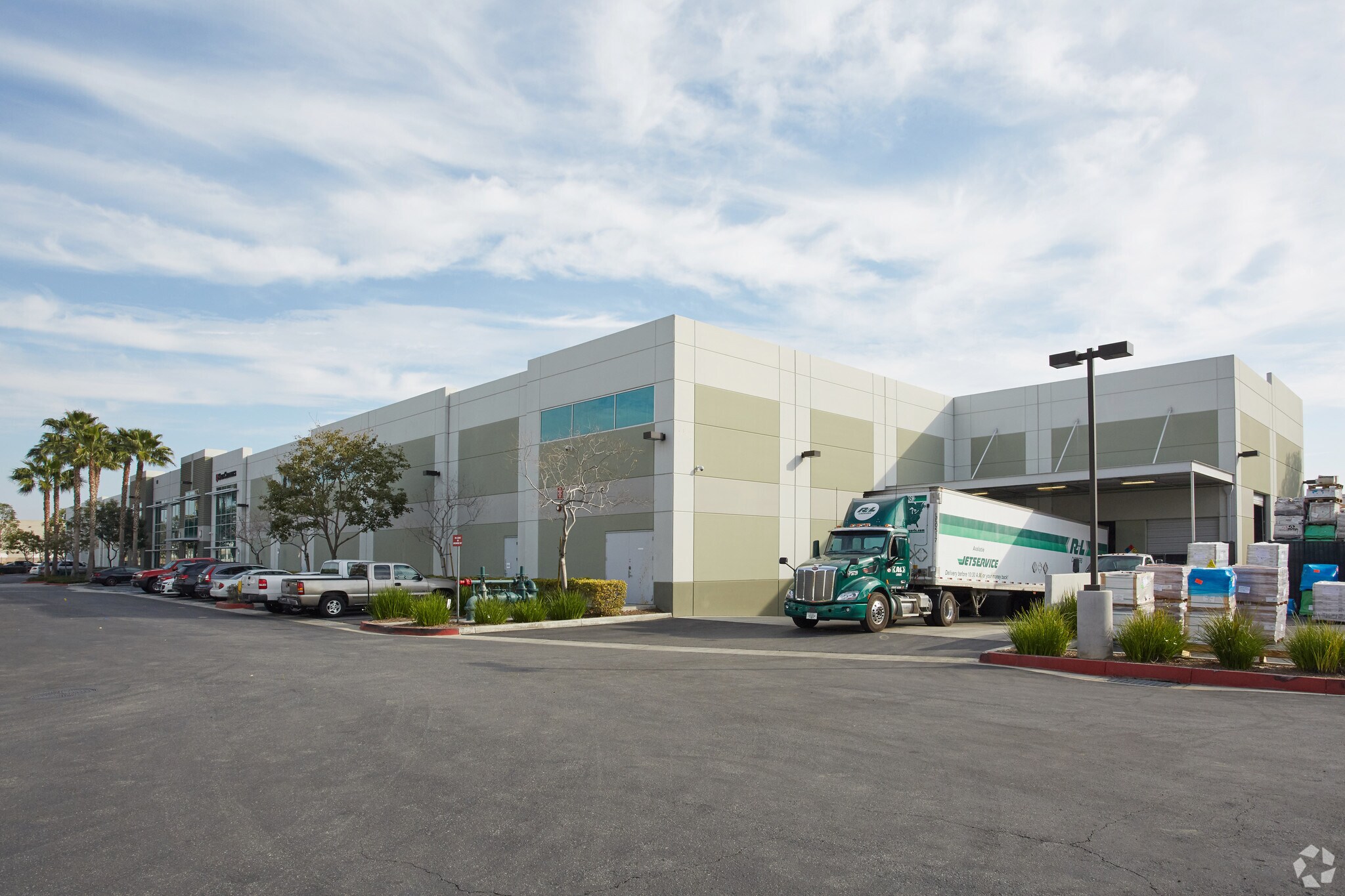 850-851 Enterprise Ave, Fullerton, CA à louer Photo principale– Image 1 sur 3