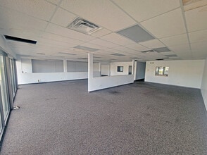 1830-1832 Vaughn Rd, Wood River, IL à louer Photo intérieure– Image 1 sur 2