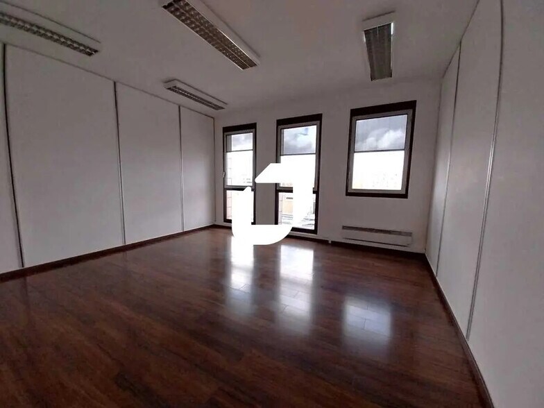 Bureau dans Montigny-le-Bretonneux à louer - Photo de l’immeuble – Image 3 sur 15