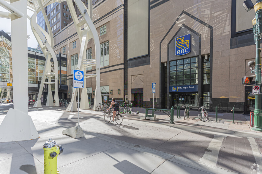 335 8th Ave SW, Calgary, AB à louer - Photo de l’immeuble – Image 3 sur 26