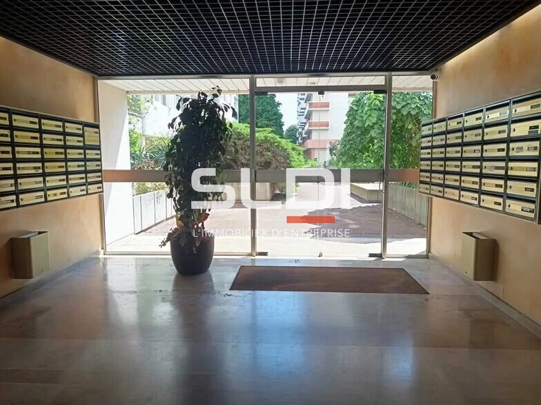 Bureau dans Lyon à louer - Photo de l’immeuble – Image 1 sur 4