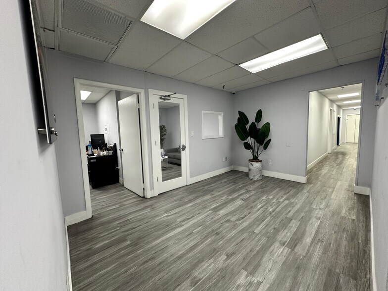 215 W 75th Pl, Hialeah, FL à vendre - Photo de l’immeuble – Image 2 sur 7