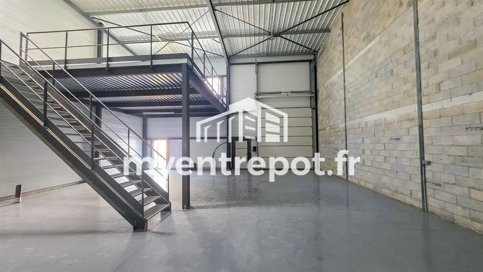 Local d’activités dans Signes à louer - Photo de l’immeuble – Image 2 sur 7